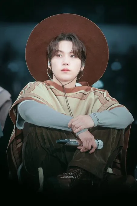Ảnh ChatGPT 20_26_17 19 thg 10, 2026 Suga (Min Yoongi) Brown Wide Brim Hat – K-Pop Inspired Poncho Stage Outfit – image 2 of 2