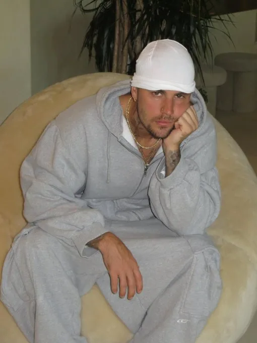 Ảnh ChatGPT 11_47_04 20 thg 10, 2026 Justin Bieber Grey Zip-Up Hoodie and Sweatpants Set – Minimalist Celebrity Streetwear Tracksuit – image 2 of 2